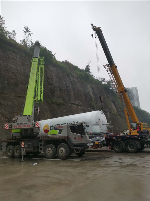肥东县“不怕风雨冻”—— 吊车的 “恶劣环境适应” 技术